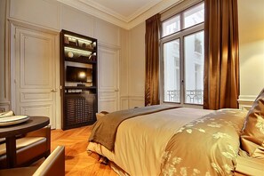 1 chambre, coffres-forts dans les chambres, bureau