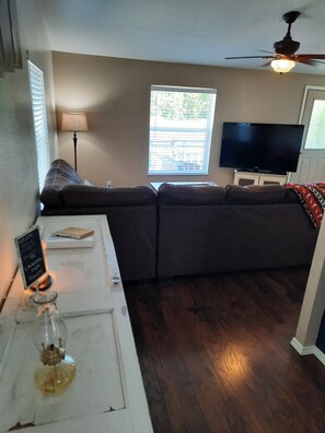 TV, DVD player - LAUGHING DUCK RANCH.... Canal property and just steps away from the beach! (Sequim)