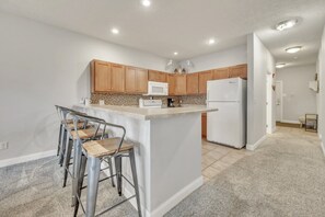 雪櫃、微波爐、焗爐、爐具