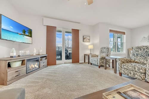 Cass Bay Retreat at Stone Fountain with Pool