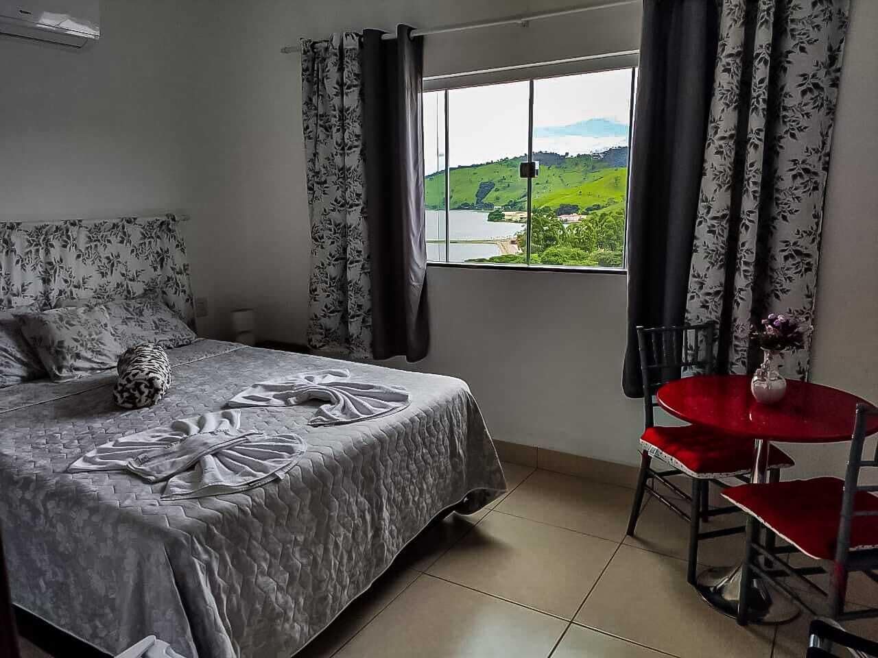 Minibar, cortinas blackout, tabla de planchar con plancha y wifi gratis 