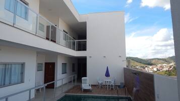 Piscina externa, funciona das 10h às 22h, espreguiçadeiras
