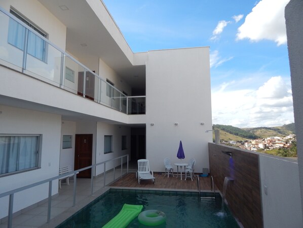 Piscine extérieure, accès possible de 10 h à 22 h, chaises longues