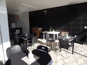 Buffet déjeuner gratuit tous les jours