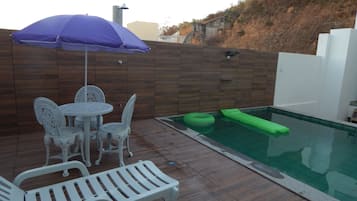 Outdoor pool, open 10:00 AM to 10:00 PM, pool loungers