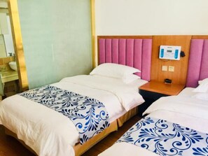Standard Twin Room | Desk, blackout drapes, free WiFi