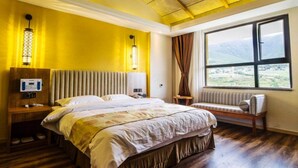 Desk, blackout curtains, free WiFi - (Ngawa Autonomous Prefecture)