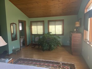 3 室のベッドルーム、アイロン / アイロン台、WiFi (無料)、ベッドシーツ