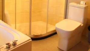Deluxe Tek Büyük Yataklı Oda | Banyo | Duş, ücretsiz banyo/kozmetik ürünleri, saç kurutma makinesi, terlik 