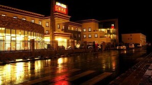 Konaklama yerinin ön cephesi - akşam/gece