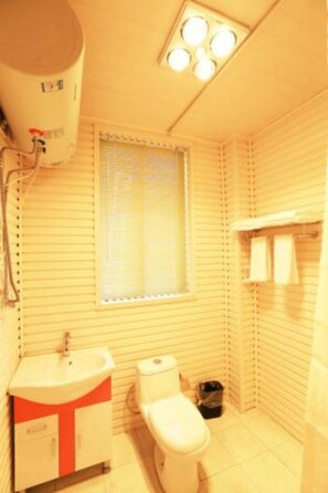 Habitación Signature con 2 camas individuales | Baño | Ducha, artículos de higiene personal gratuitos y secador de pelo