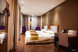 Habitación exclusiva con 2 camas individuales | Escritorio, cortinas opacas, wifi gratis