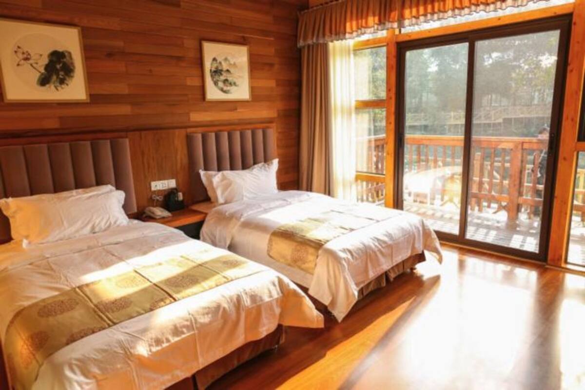 Quarto duplo com design assinado | Escrivaninha, cortinas blackout, Wi-Fi de cortesia