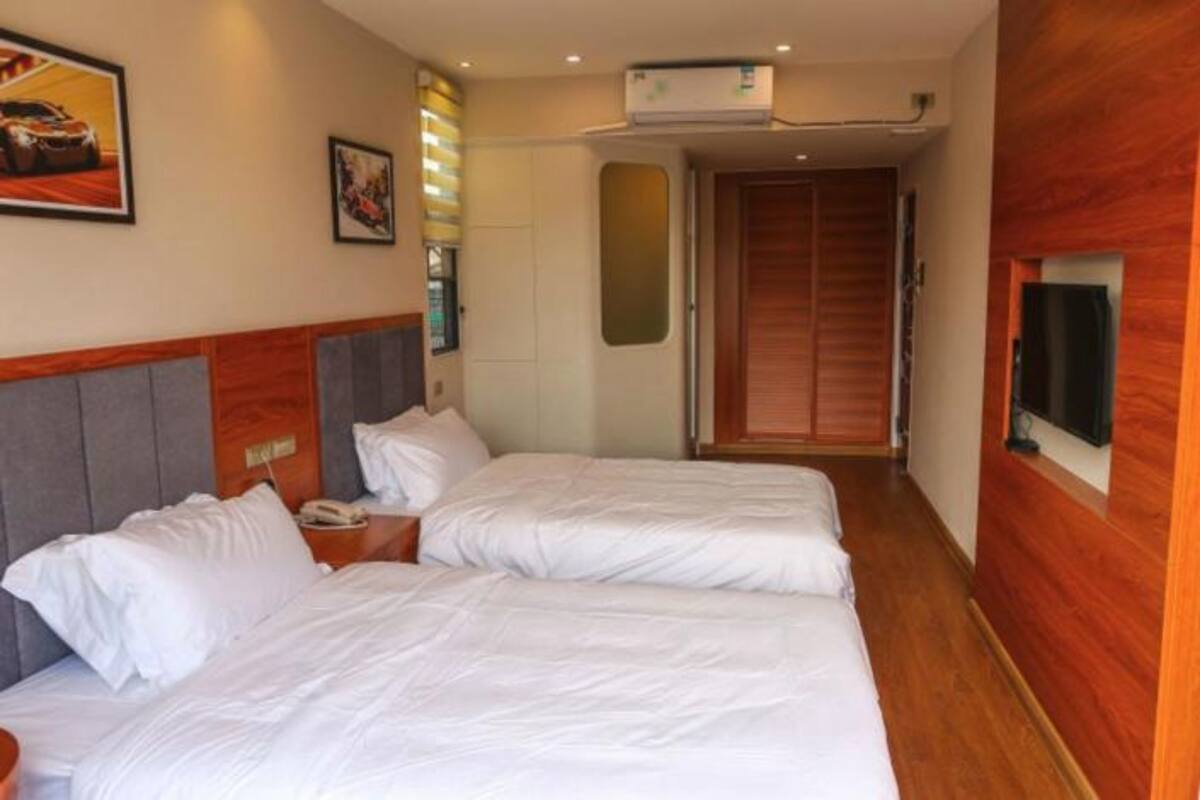 Quarto duplo design | Escrivaninha, cortinas blackout, Wi-Fi de cortesia