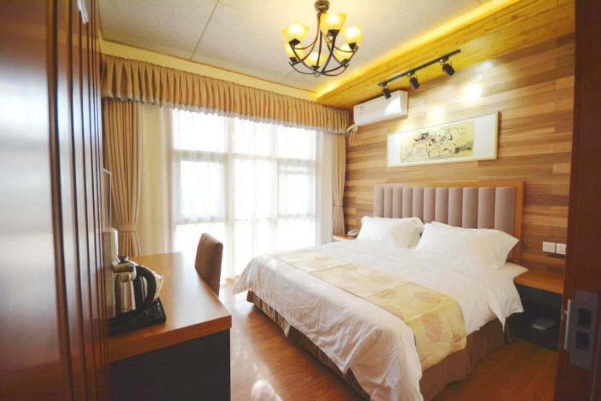 Quarto casal com design assinado | Escrivaninha, cortinas blackout, Wi-Fi de cortesia
