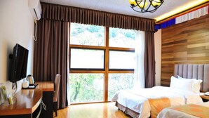 Escritorio, cortinas blackout y wifi gratis 