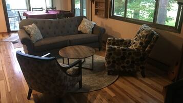 Una televisión, una chimenea, libros