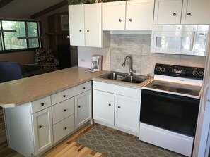 Jääkaappi, mikroaaltouuni, uuni, liesi