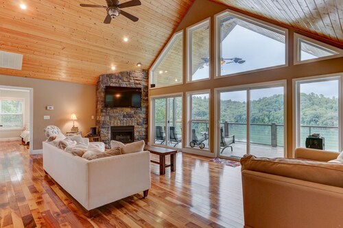 Waterfront, 2025 Tram, 2023 Dock, Sleeps 14, 3BR, 3.5 Bath, Wifi @ House & Dock