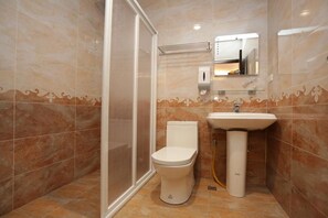 Chambre quadruple | Salle de bain | Douche, articles de toilette (gratuits), séchoir à cheveux, pantoufles