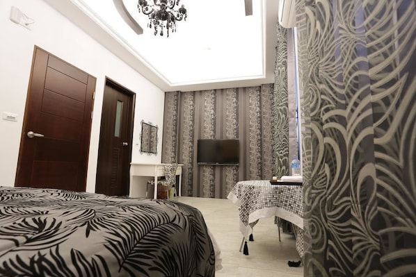 Double Room | Desk, blackout drapes, soundproofing, free WiFi