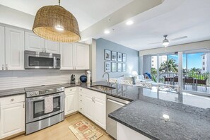 Fridge, microwave, oven, stovetop - Regatta - William Raveis Rentals (Naples)