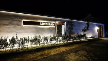 Fassade der Unterkunft – Abend/Nacht