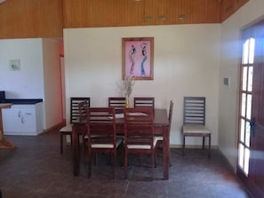 Casa de campo família, 4 quartos | Opções para refeição no quarto