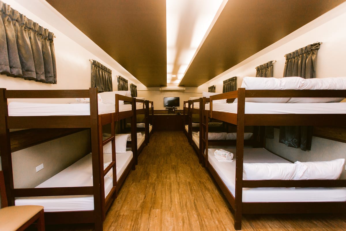 Kamer (Barkada for 18) | 1 slaapkamer, een bureau, beddengoed