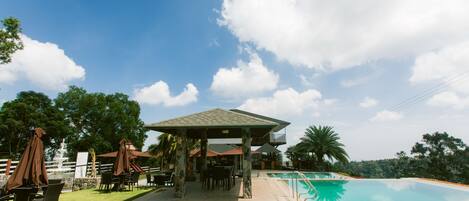 5 udendørs pools, åben fra kl. 07.00 til kl. 21.00, gratis hytter