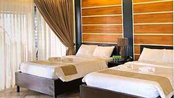 1 habitación, escritorio y ropa de cama