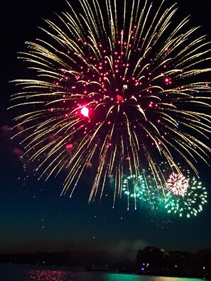 Cielo nocturno con fuegos artificiales.