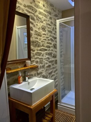 Dusche, Haartrockner, Handtücher, Seife