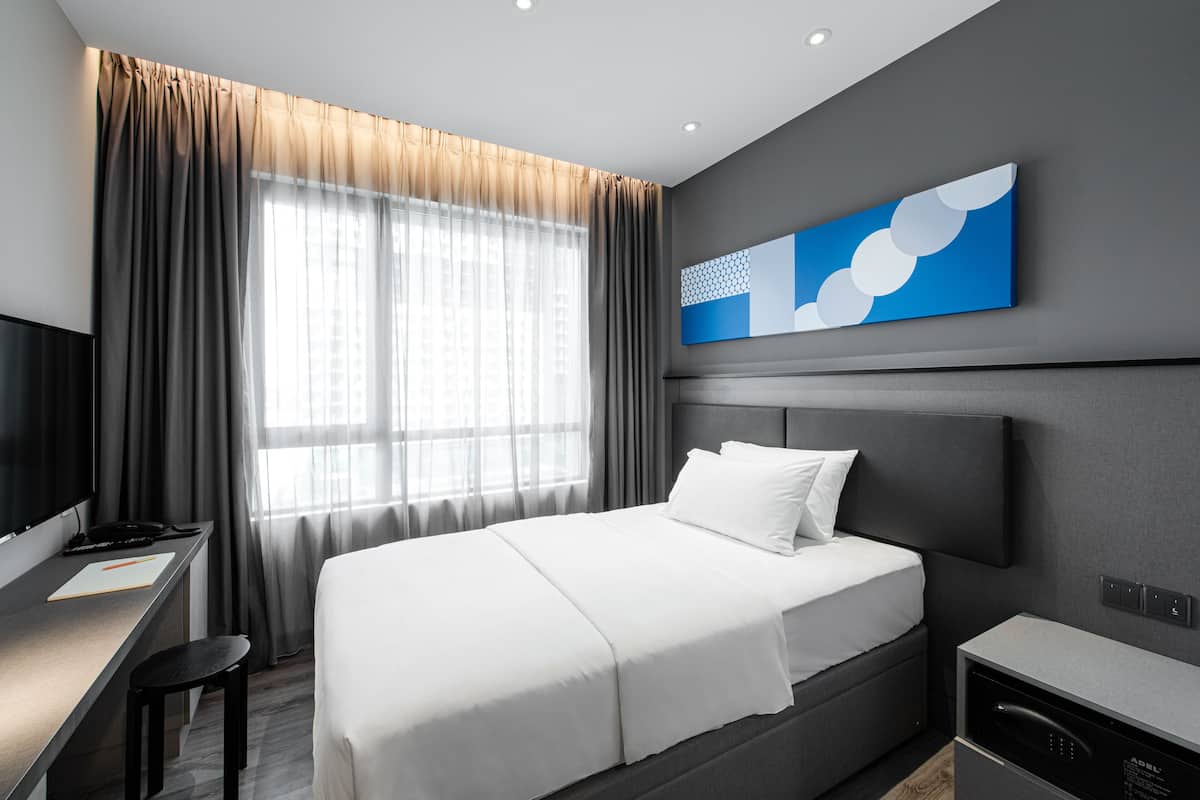 Thinker Studio | 1 bedroom, in-room safe, desk, blackout drapes