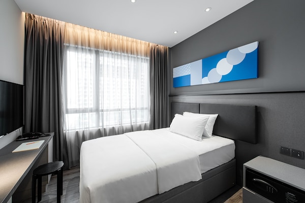 Quarto solteiro, 1 cama de solteiro (Thinker Studio) | Cofres nos quartos, escrivaninha, cortinas blackout, Wi-Fi