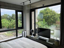 Escritorio, wifi gratis y ropa de cama 