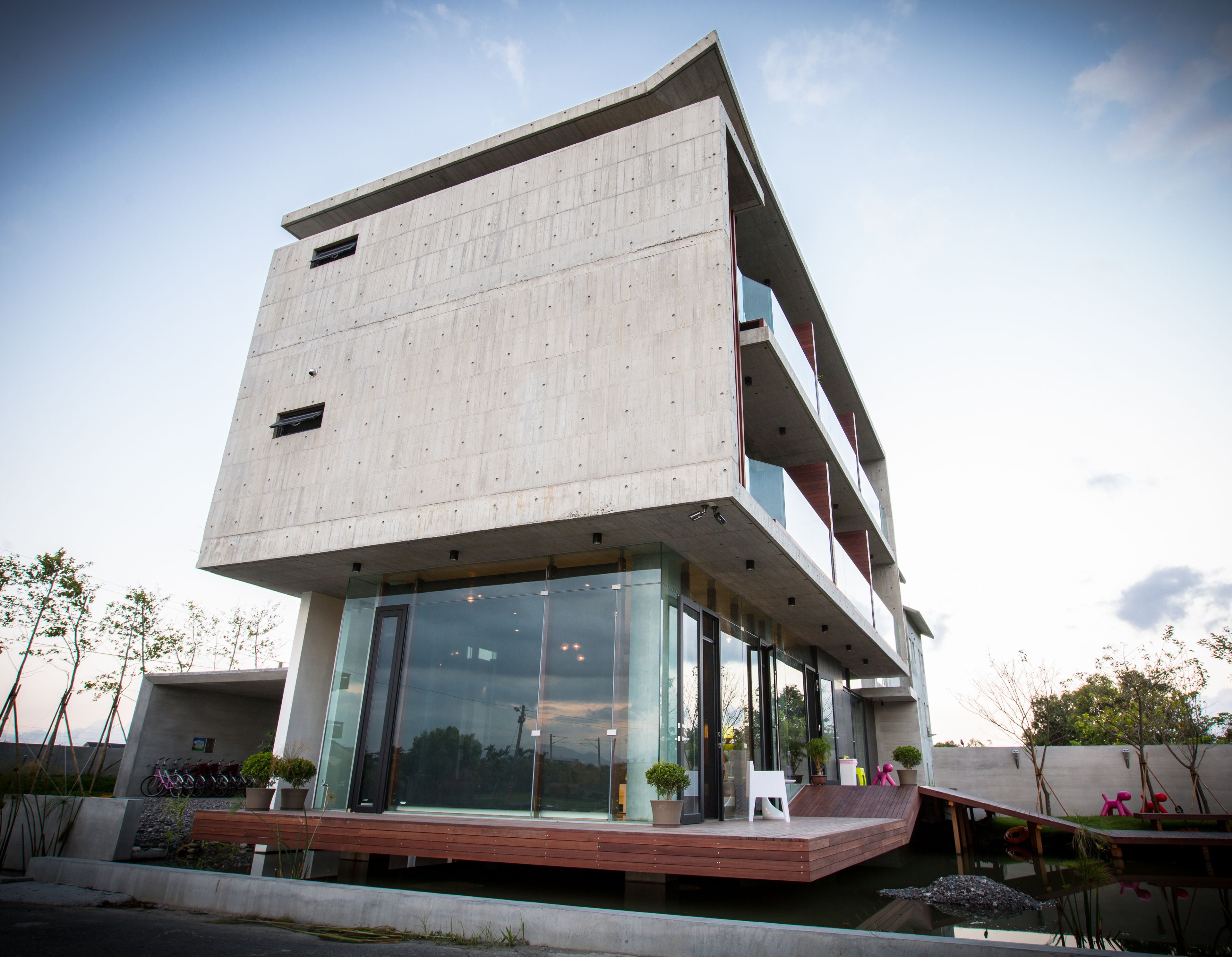Un edificio moderno de varios pisos con ventanas amplias y techo plano.