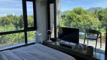 Escritorio, wifi gratis y ropa de cama