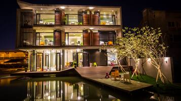 Fachada de la propiedad por la tarde o noche