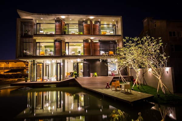 Vista frontal de la propiedad por la tarde o noche