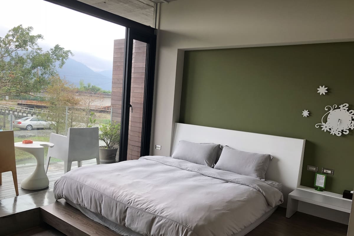 202 Double Room | Desk, WiFi (free), bed sheets