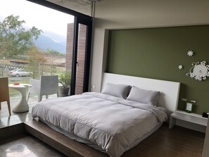 202 Double Room | Desk, free WiFi, bed sheets - God Island Bed and Breakfast (Dongshan)