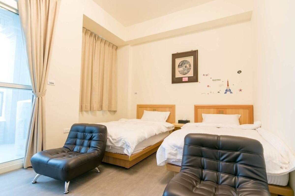 Standard Twin Room | Desk, free WiFi