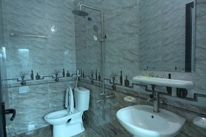 Shower, rainfall showerhead, free toiletries, slippers - TamCoc Green field Hostel (Hoa Lu)
