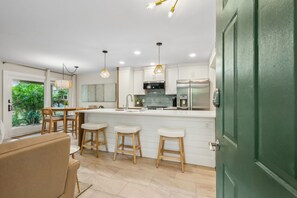 ثلاجة، ميكروويف، فرن، موقد طهي مسطح