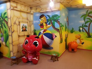 Junior kamer (101 - Dinosaur) | Individueel gedecoreerd, individueel gemeubileerd, gratis wifi