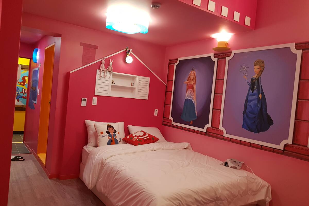 Junior Room (301 - Princess) | WiFi (free), individually decorated, individually furnished