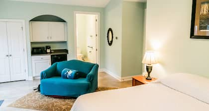 Suite w/ Private Entry and Nature Trails ($40 cleaning)