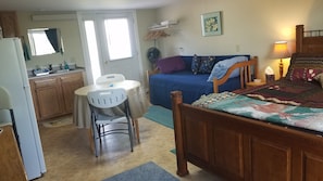 Smart TV, DVD player, video library - Private Country Cottage in the Black Hills (Keystone)