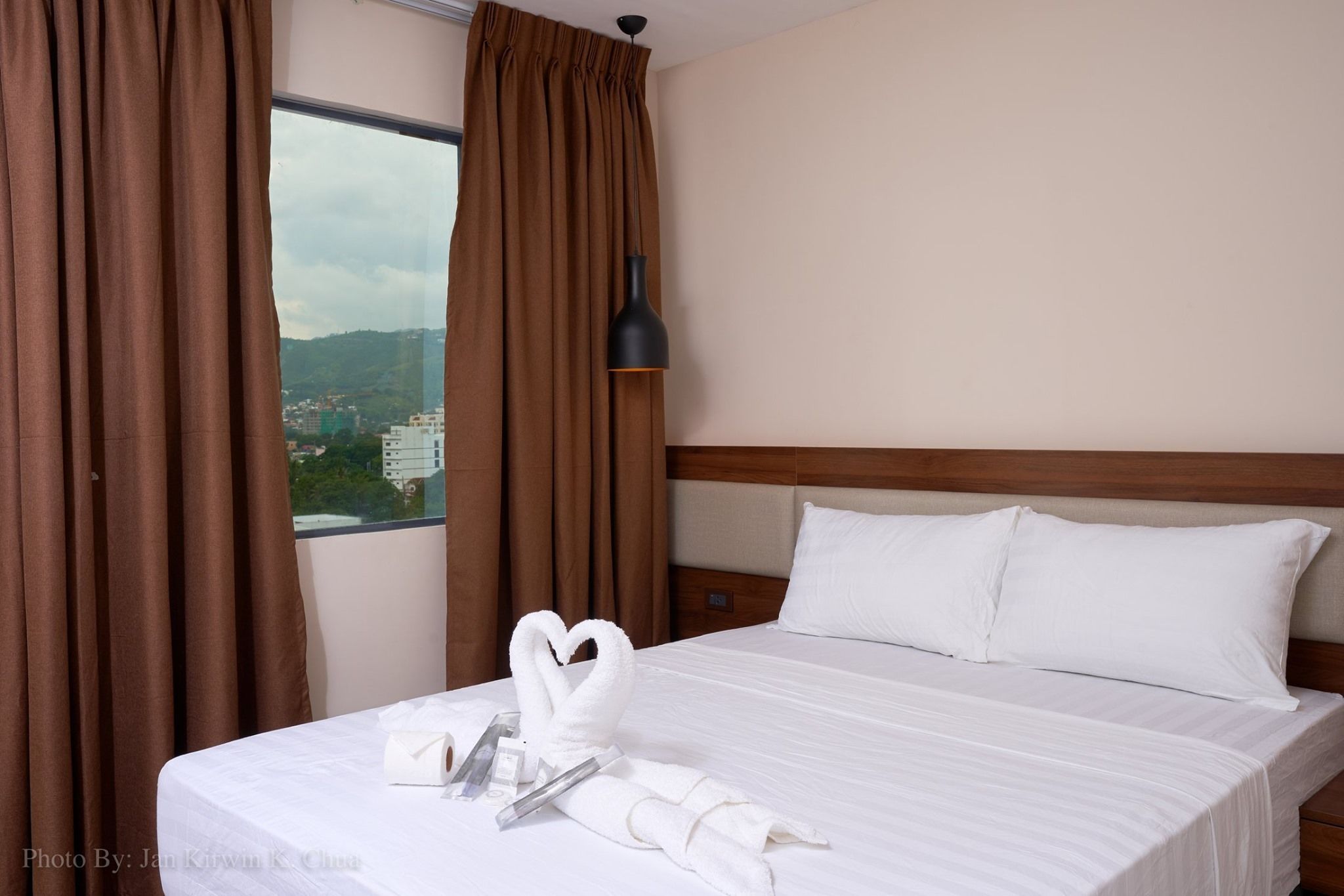standard queen room | in-room safe, desk, free wifi, bed sheets